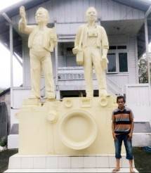 Tugu Mendur