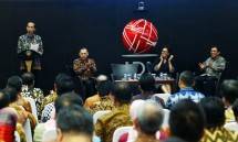 Presiden Joko Widodo, Gubernur Bank Indon3sia Agus Martowardojo, Menteri Keuangan Sri Mulyani Indrawati dan Ketua Dewan Komisaris OJK Muliaman D. Hadad (Foto Rizki Meirino)