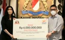 Ketum Kadin Arsjad Rasjid saat menerima donasi dari HM Samporna