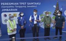 Menteri Koordinator bidang Kemaritiman dan Investasi Luhut Binsar Pandjaitan (tengah) didampingi oleh Deputi Bidang Koordinasi Pengelolaan Lingkungan dan Kehutanan, Kemenko Marves Nani Hendiarti (kiri), Vice President General Secretary Danone Indonesia Vera Galuh Ukraina (kedua dari kiri), Gubernur Bali Wayan Koster (kedua dari kanan) dan Bupati Badung I Nyoman Giri Prasta menjawab pertanyaan wartawan usai meresmikan Tempat Pengolahan Sampah Terpadu (TPST) Samtaku (Sampahku Tanggung Jawabku) di Jimbaran, Ka
