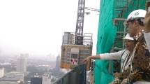 Menteri BUMN Rini Soemarno meninjau pembangunan Menara BNI Pjompongan bersama Direktur Utama Bank BNI Achmad Baiquni, Rabu (5/7/2017). (Irvan AF/ INDUSTRY)