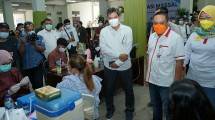 Plt. Direktur Jenderal Industri Agro Kementerian Perindustrian, Putu Juli Ardika saat menyaksikan vaksinasi sektor industri di Kudus dan pati