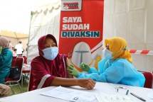 Sabtu (11/09/2021) &ndash; Suasana warga Kecamatan Bekasi Utara yang hadir untuk melakukan vaksinasi Covid-19 di sentra vaksin Indonesia Pasti Bisa bersama Arif Rahman H di Lapangan Al-Bahar.