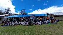 Satgas TNI Bagikan Tas Sekolah dan Alat Tulis untuk Siswa di Bolakme Papua
