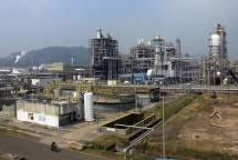 Petugas melakukan pemeriksaan dan perekaman data di pabrik butadiene di kompleks petrokimia terpadu PT Chandra Asri Petrochemical Tbk (CAP), di Cilegon, Banten, Kamis (19/7/2018). Bisnis.com