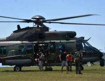Aparat TNI Kodam Cendrawasih Evakuasi Nakes
