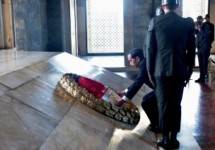 Presiden Jokowi meletakkan karangan bunga di makam Mustafa Kemal Atartuk, di Ankara, Turki, Kamis (6/7) pagi. (Foto: Rahmat/Humas)