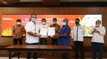 Penandatanganan Perjanjian Kerja Sama PON XX Papua Tahun 2021 antara Telkom dan Pengurus Besar PON XX Papua 2021 dilakukan oleh Senior Vice President Corporate Communication & Investor Relation Telkom Ahmad Reza (depan kiri) dan Ketua Harian PB PON XX Papua 2021 Yunus Wonda (depan kanan) serta disaksikan Menteri Komunikasi & Informatika Johnny G. Plate