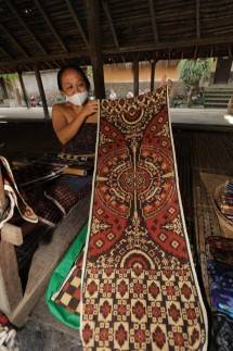 Kain Tenun Gringsing Produk Ekonomi Kreatif Khas Desa Wisata Tenganan Pegringsingan, Kabupaten Karangasem, Bali (Dok: Kemenparekraf)