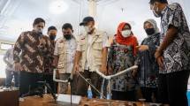 Menkop UKM Teten Masduki saat meninjau Material Center milik Koperasi Tegal Manufaktur Indonesia (TMI), di Kabupaten Tegal, Jawa Tengah