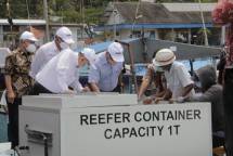 Direktur Utama PT INKA, Budi Noviantoro (masker merah) saat menjelaskan uji teknis prototype reefer container kepada Asisten Deputi Hilirisasi Sumber Daya Maritim Kemenko Marves, Amalyos Chan.