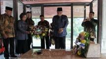 Menteri Koperasi dan UKM AAGN Puspayoga mengadakan ziarah ke makam Bapak Koperasi Indonesia, Bung Hatta di Tanah Kusir, Jakarta Selatan, Jumat (7/7)