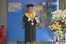  Sis Apik Wijayanto yang saat ini menjabat Direktur Hubungan Lembaga BNI berhasil menyelesaikan gelar Doktor di Universitas Brawijaya Malang 