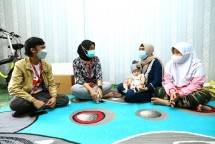 Tim CSR bersama Irma, Istri alm. Sapri Pantun dan kedua anaknya di kediaman mereka