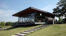 Starbucks Coffee di Prefektur Toyama, Tokyo, Jepang dinobatkan sebagai kafe paling indah di dunia. Tempat ini telah memenangkan hadiah utama di Store Design Awards 2008 (Foto:www.japanartsandcrafts)