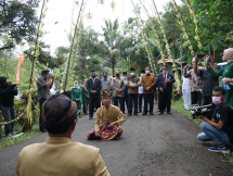 Ketua Umum Dekopin Dr.(Hc). Nurdin Halid (kedua dari kanan), Wakil Bupati Lombok Timur H. Rumaksi Sj (ketiga dari kanan), dan Ketua Dekopinwil NTB, Ir. Mahmud Razak, MM (paling kanan) disambut dengan upacara adat Sorong Serah sebelum acara pembukaan Rakerwil Dekopin Wilayah NTB di Desa Tete Batu, Kabupaten Lombok Timur, NTB, Sabtu (25/9/2021). 