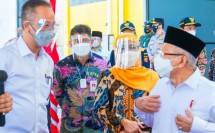 Menperin Agus saat mendampingi Wapres Ma'ruf Amin meninjau kawasan industri halal di Sidoarjo