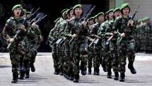 Prajurit TNI dari Korps Wanita Angkatan Darat (Kowad) berbaris sambil membawa senjata. (Antara Foto/R. Rekotomo)/ilustrasi