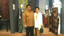 Menperin Airlangga Hartarto Bersama Yantie Airlangga Dalam Pameran Batik di Jakarta (dok-Kemenperin)