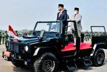 Jokowi dan Prabowo Naik Jip Bareng