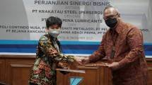 Direktur Utama PT Pertamina Lubricants Ageng Giriyono bersama Direktur Komersial PT Krakatau Steel (Persero) Tbk. Melati Sarnita usai menandatangani perjanjian sinergi bisnis