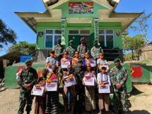 Satgas Yonarmed 6 Kostrad Bagikan Sembako di Perbatasan RI-RDTL 