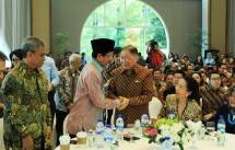 Pendiri Lippo Group Mochtar Riady (kedua dari kanan) menyambut kehadiran Imam Besar Masjid Istiqlal Nasaruddin Umar (kedua dari kiri), di acara Halalbihalal Lippo Group, Karawaci (Foto, BeritaSatu) 