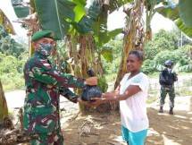 Masyarakat Perbatasan RI-PNG Terima Donasi Sembako dari Satgas Yonmek 403