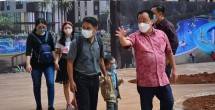 Direktur Marketing Bapak Fransiskus Afong Memberikan Penjelasan Mengenai Fasilitas Transpark Juanda Bekasi Kepada Konsumen Setelah Melakukan Serah Terima Unit Tower Jade Dan Saphire Transpark Juanda Bekasi