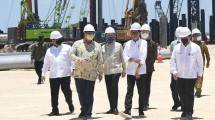 Menko Perekonomian Airlangga Hartarto bersama jajaran Menteri Kabinet saat mendampingi Presiden Joko Widodo melalukan groundbreaking smelter PT Freeport Indonesia