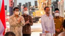 Menperin Agus Gumiwang Kartasasmita bersama Menko Perekonomian Airlangga Hartarto saat mendampingi Presiden Jokowi di KI JIIPE Gresik
