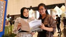 Titis Indah Wahyu Direktur PT Kosme Global Indonesia ( kiri) memperlihatkan berbagai produk alami yang digunakan sebagai bahan dasar kosmetik