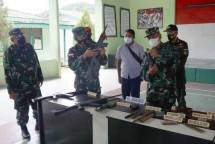 Danrem 173/PVB Brigjen TNI Iwan Setiawan Terima Penyerahan 6 Pucuk Senjata Api Rakitan dari KST Yapen 