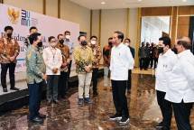 Presiden Joko Widodo didampingi Seskab Pramono Anung dan Menteri BUMN Erick Thohir berbincang dengan sejumlah direktur utama BUMN, di Ballroom Hotel Meruorah Komodo, Kabupaten Manggarai Barat, Nusa Tenggara Timur, Kamis (14/10/2021). (Foto: BPMI Setpres/Laily)
