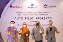 Dari Kiri ke Kanan: Ari Kho (Sales Manager Megacity), Ary Shita Widhiastuti (General Manager Megacity), Andre Bunardi (Lead Aquisition Manager, Travelio), dan Charlie Lim (GM REMAX Indonesia) berfoto bersama untuk mendukung peresmian AutoPilot Property di Megacity, Sabtu (16/10/2021). (Foto: Humas Megacity)