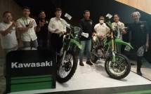 Tim Jelajah Kebangsaan Wartawan Terima Empat Unit Motor Kawasaki