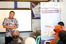 Suasana kegiatan acara Inklusi Keuangan di Taman Baca Masyarakat, Kampung Bahari, Jakarta Utara, yang dihadiri Head of Financial Planning and Investor Relation Division WOM Finance, Erik Tanudjaja, ketika menjelaskan manfaat, risiko dan tata cara pengajuan produk-produk unggulan WOM Finance. (Foto: Humas WOM Finance)