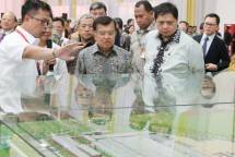 Menteri Perindustrian, Airlangga hartarto bersama Wakil Presiden, Jusuf Kalla saat meresmikan pabrik PT SGMW Motor Indonesia