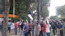Sejumlah Mahasiswa berorasi di depan KemenBUMN