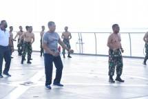 KASAL Laksamana Yudo Laksanakan Olahraga Bersama Prajurit Marinir di Gladak KRI Makassar