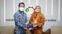 Plt. Dirjen IKMA Kemenperin saat menyerahkan sertifikat SNI Cangkul 