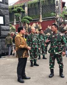 Kepala Staf TNI Angkatan Darat Jenderal TNI Andika dan Ketua Umum Dekopin Nurdin Halid berdiskusi tentang pentingnya digitalisasi Koperasi Kartika dan bagaimana implementasi aplikasi-aplikasi digital milik Dekopin untuk Koperasi Kartika usai acara Pembukaan Rapat Anggota Tahunan Induk Koperasi Kartika Tahun Buku 2021, di Jakarta, Rabu (27/10/2021). Foto: Istimewa