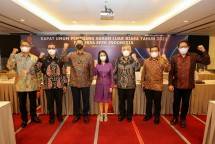 Direksi PT Bursa Efek Indonesia (BEI) berpose bersama usai RUPSLB di Jakarta, Rabu (27/10/2021). (Foto: Humas BEI)