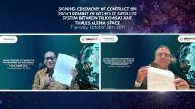 Direktur Utama Telkomsat Endi Fitri Herlianto (kiri) bersama President & CEO Thales Alenia Space Herv&eacute; Derrey saat penandatanganan kerja sama pembangunan High Throughput Satellite (HTS) antara Telkomsat & TAS di slot orbit 113 BT 