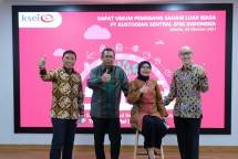 Direksi dan Komisaris KSEI berpose bersama usai RUPSLB 2021, Kamis (28/10/2021). Dari kiri ke kanan: Direktur KSEI Syafruddin; Direktur Utama KSEI Uriep Budhi Prasetyo; Komisaris KSEI Dian Fithri Fadila; dan Direktur KSEI Supranoto Prajogo. (Foto: Humas KSEI)