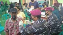 Masyarakat Sumedang Terima Serbuan Vaksinasi dari Korps Marinir