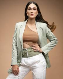 Luna Maya merupakan tokoh terkenal di Indonesia dengan hampir 40 juta pengikut di media sosial, dan memiliki pengaruh besar di kalangan konsumen kecantikan di Indonesia. 
