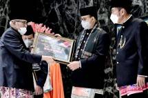Gubernur DKI Jakarta Anies Baswedan Terima Pengharhaan Tokoh Betawi