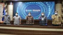 Launching Smart KKN Digital oleh Wakil Menteri Desa, Pembangunan Daerah Tertinggal dan Transmigrasi RI Budi Arie Setiadi (tengah) beserta Rektor Universitas Tanjung Pura Prof. Garuda Wiko (paling kiri), Ketua Komisi V DPR RI Lasarus (kedua dari kiri), Gubernur Kalimantan Barat Sutarmidji (kedua dari kanan), DEVP Marketing Telkom Regional VI Kalimantan Rachmad D. Hartanto 