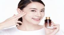 Model menggunakan serum YOU Golden Age Serum